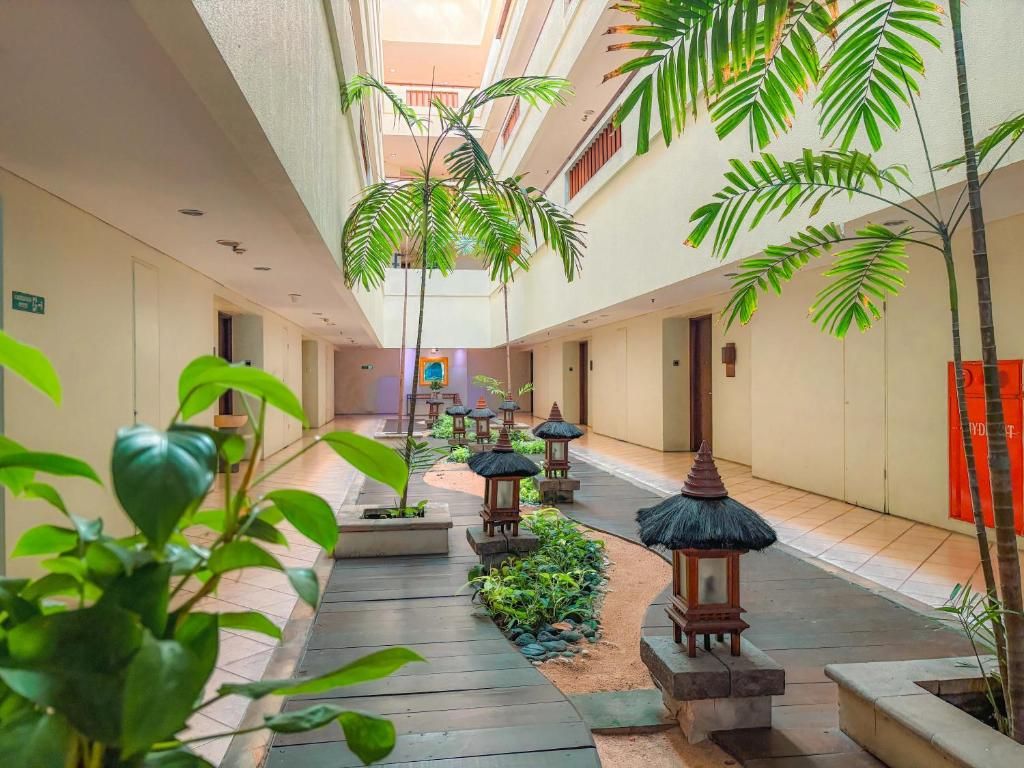 Kuta Paradiso — tropical courtyard with traditional lanterns