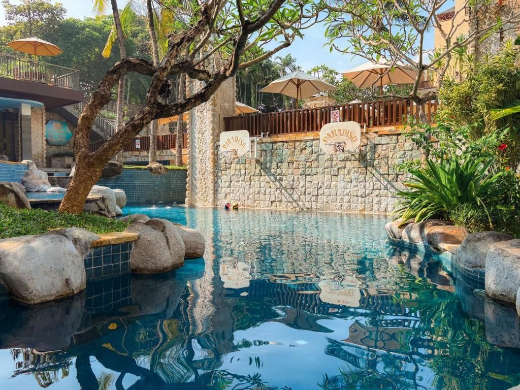 Kuta Paradiso — tropical lagoon pool with stone features