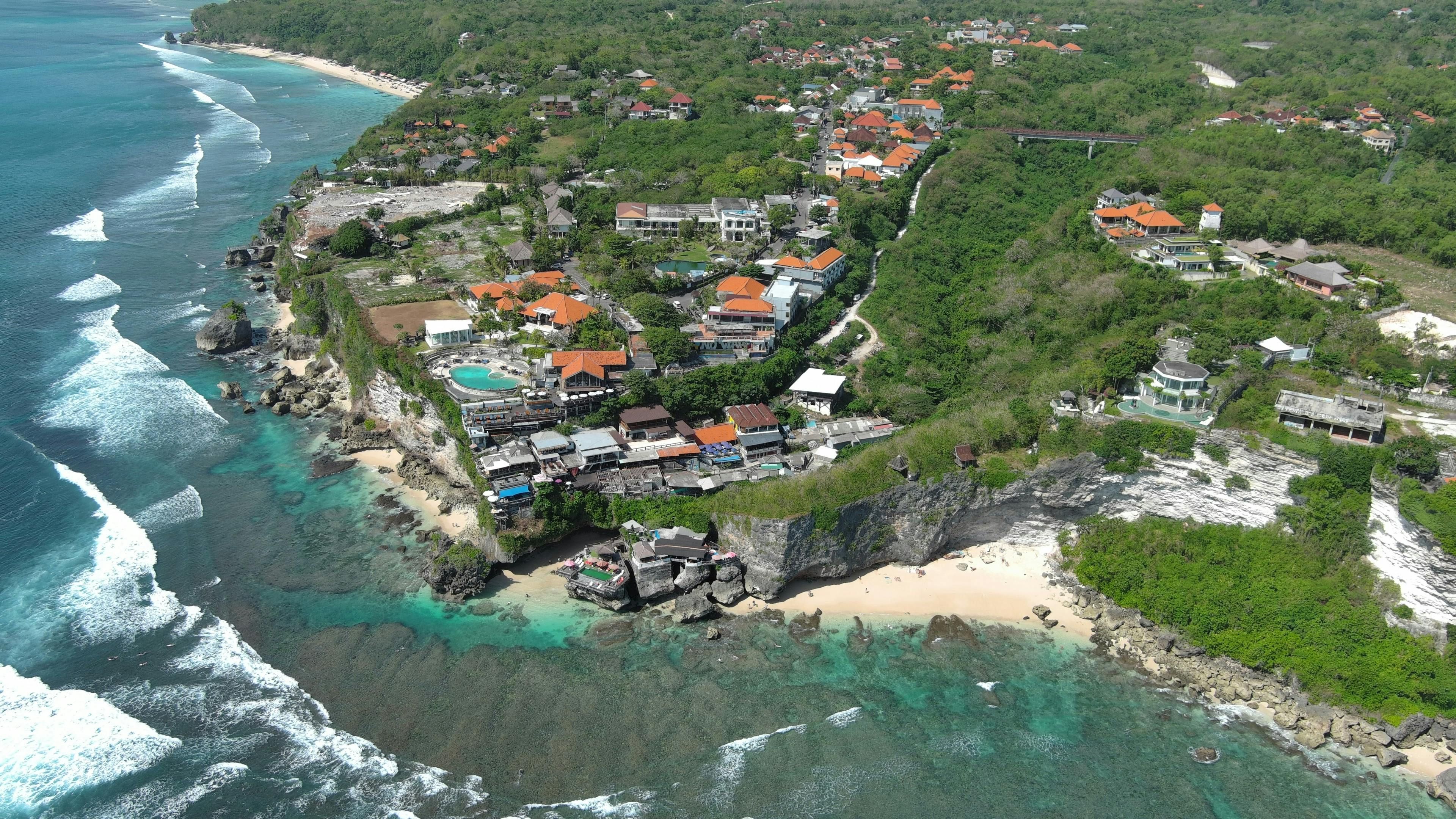 Bali - Kuta — Scenic aerial view of South Kuta's rugged coastline and vibrant landscapes in Bali, Indonesia.