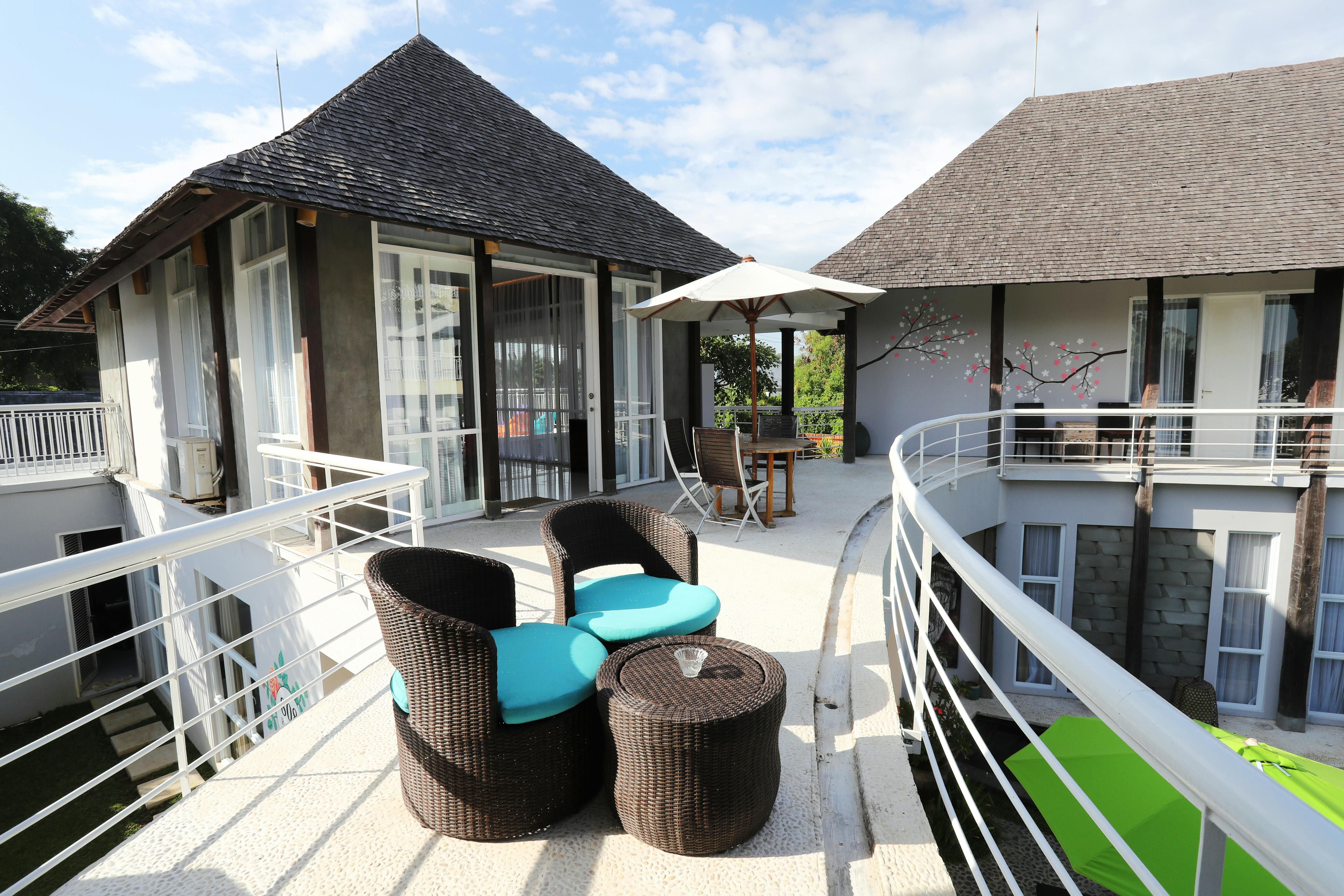 Bali — Stylish resort terrace in Bali featuring modern furniture and scenic outdoor view.
