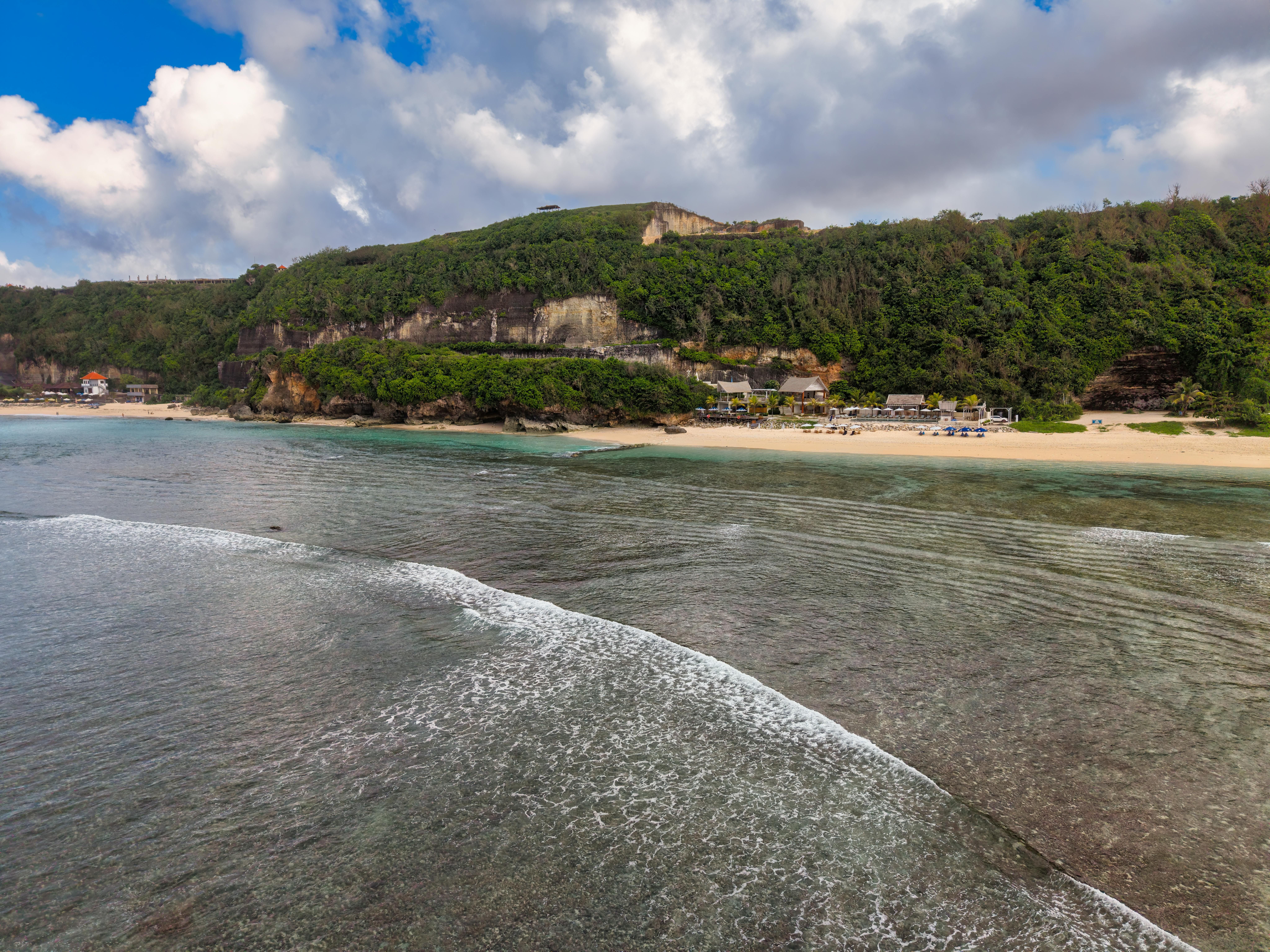 Bali — Idyllic beach with cliffs and lush greenery in Bali, Indonesia.