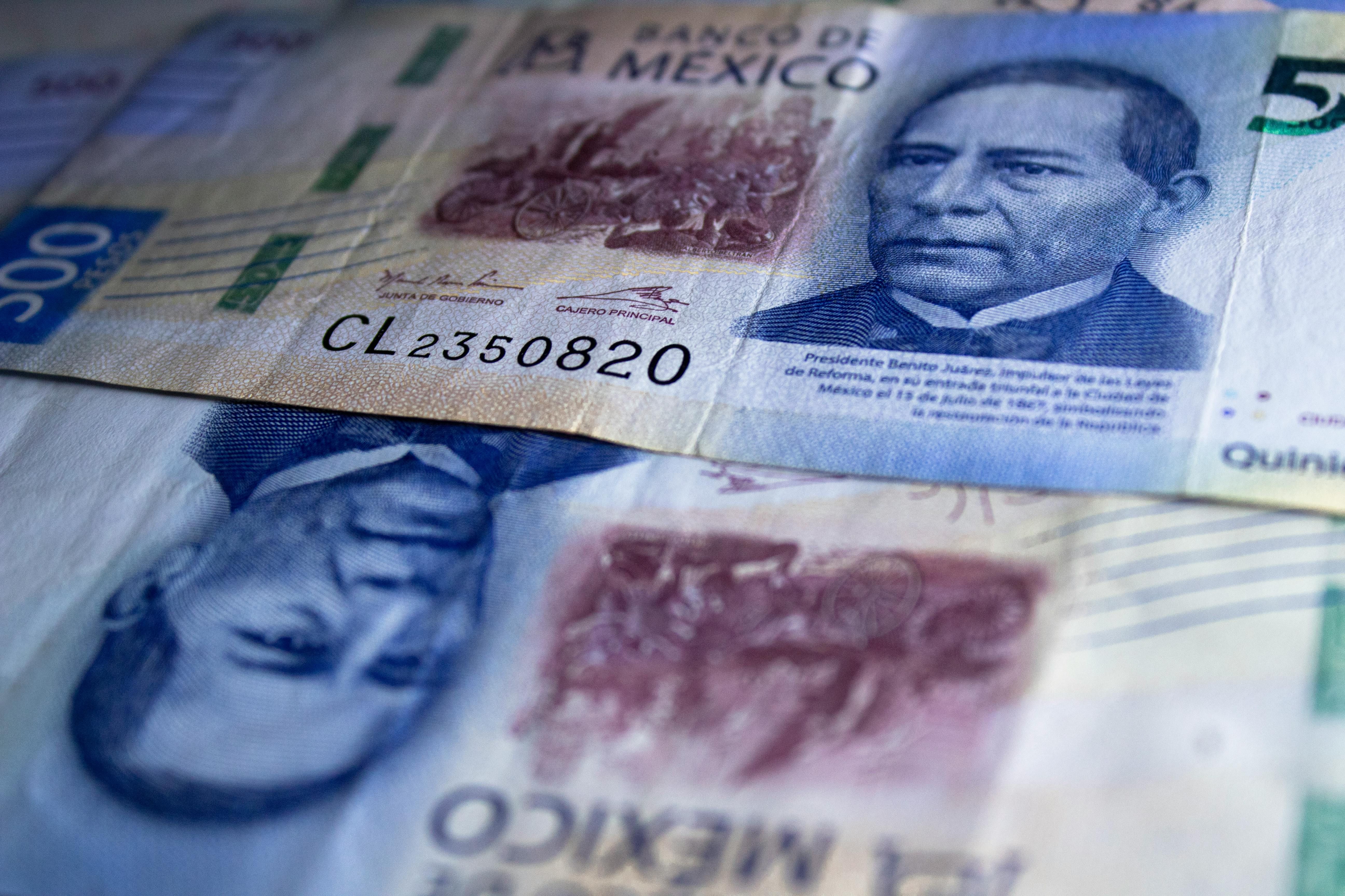 Mexico — Detailed view of 500 Mexican peso banknotes featuring Benito Juárez.