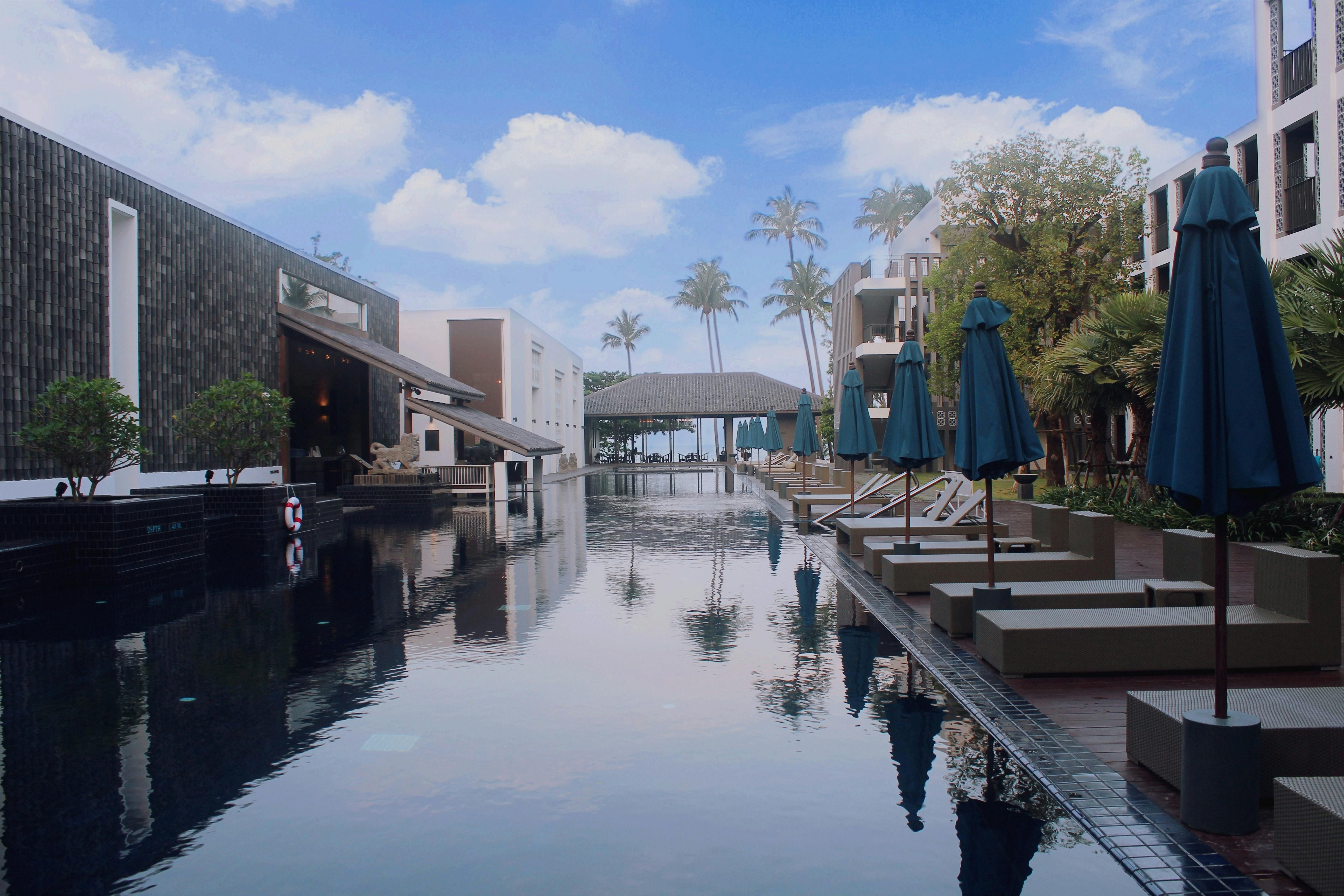 Thailand — Stunning view of a luxury resort with swimming pool in Thailand.