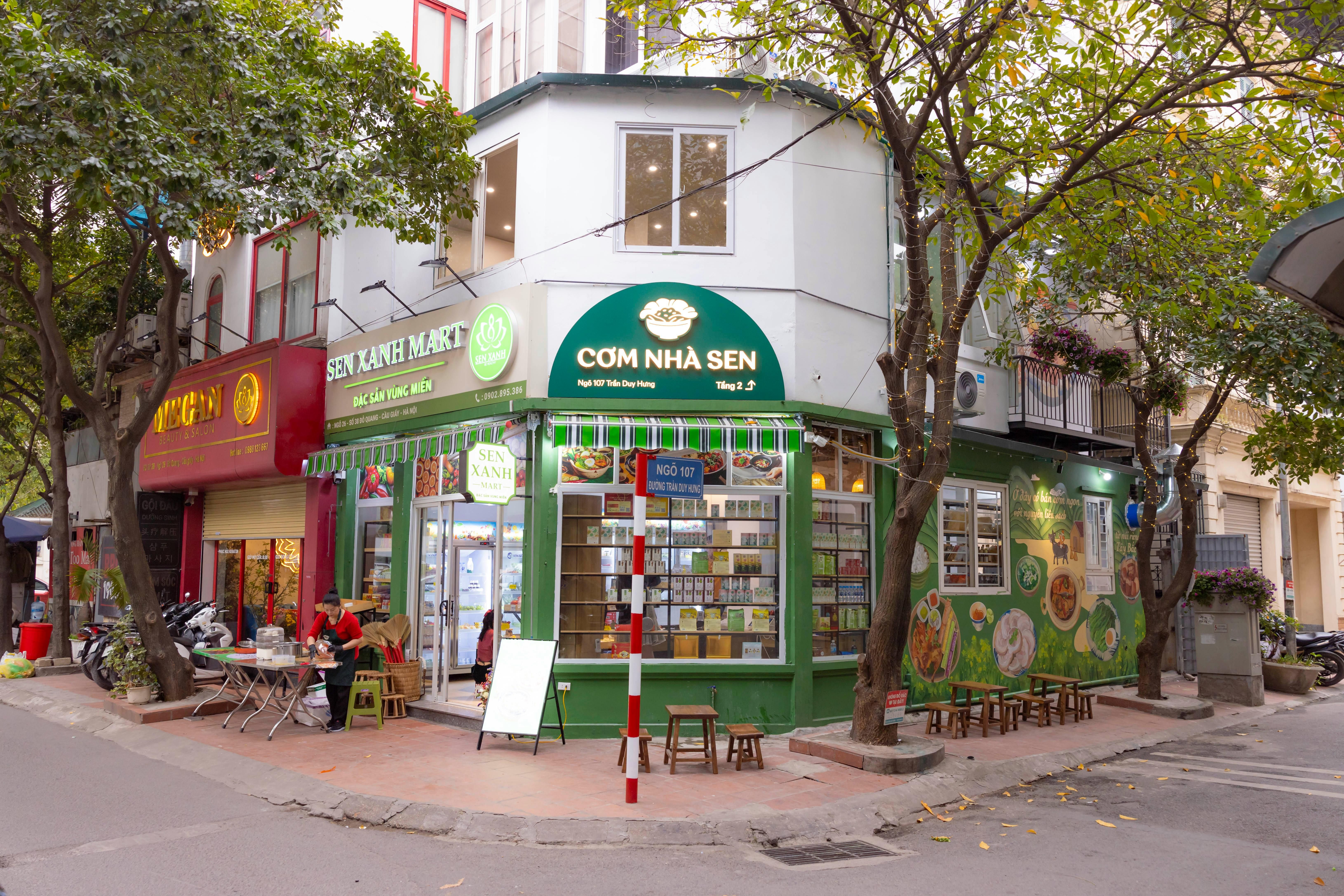 Vietnam — Charming corner of Vietnamese street with eateries and market shops